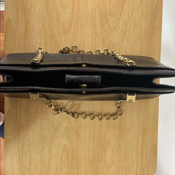 Leather structured bag with brushed gold hardware - Picture 2 of 7